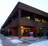 Moderná budova OHC School of English v centre Calgary.