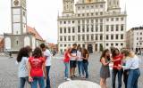 Štúdium nemčiny študenti v uliciach Augsburgu