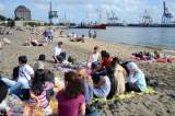 Študenti DID Deutsch Institut Hamburg oddychujú pri jazere v Hamburgu 