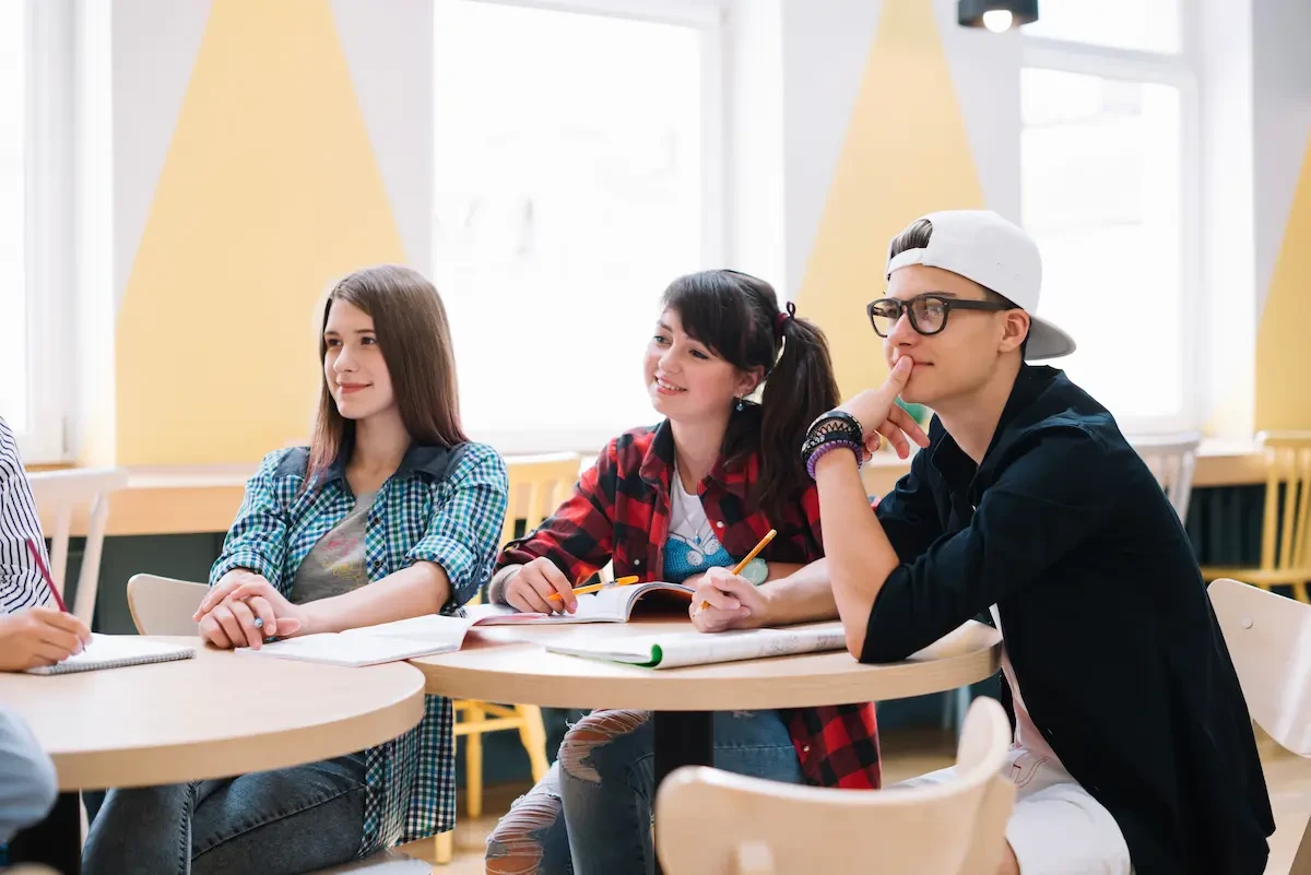 Prečo zvoliť IB program v zahraničí: Výhody pre prijímačky na univerzitu aj osobný rozvoj