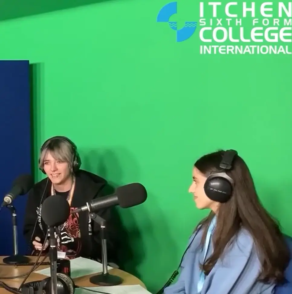 Študenti rozprávajú svoj príbeh zo štúdia na strednej škole Itchen College v Southamptone v Anglicku