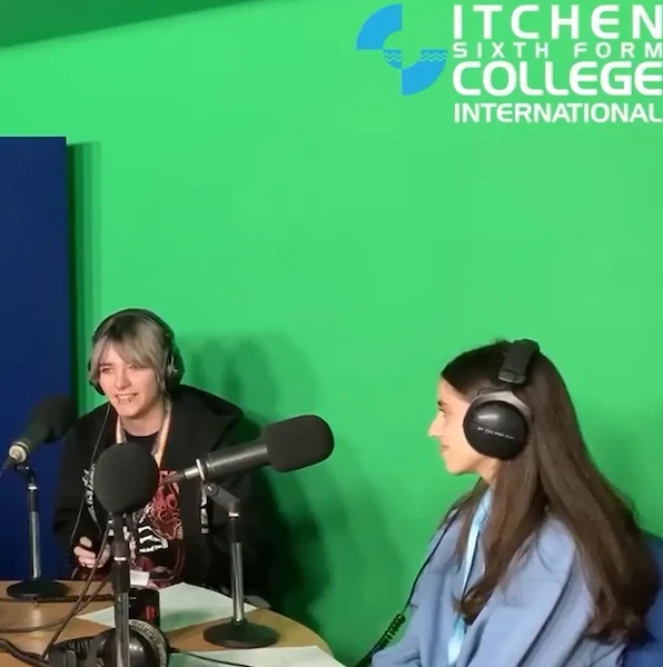 Študenti rozprávajú svoj príbeh zo štúdia na strednej škole Itchen College v Southamptone v Anglicku